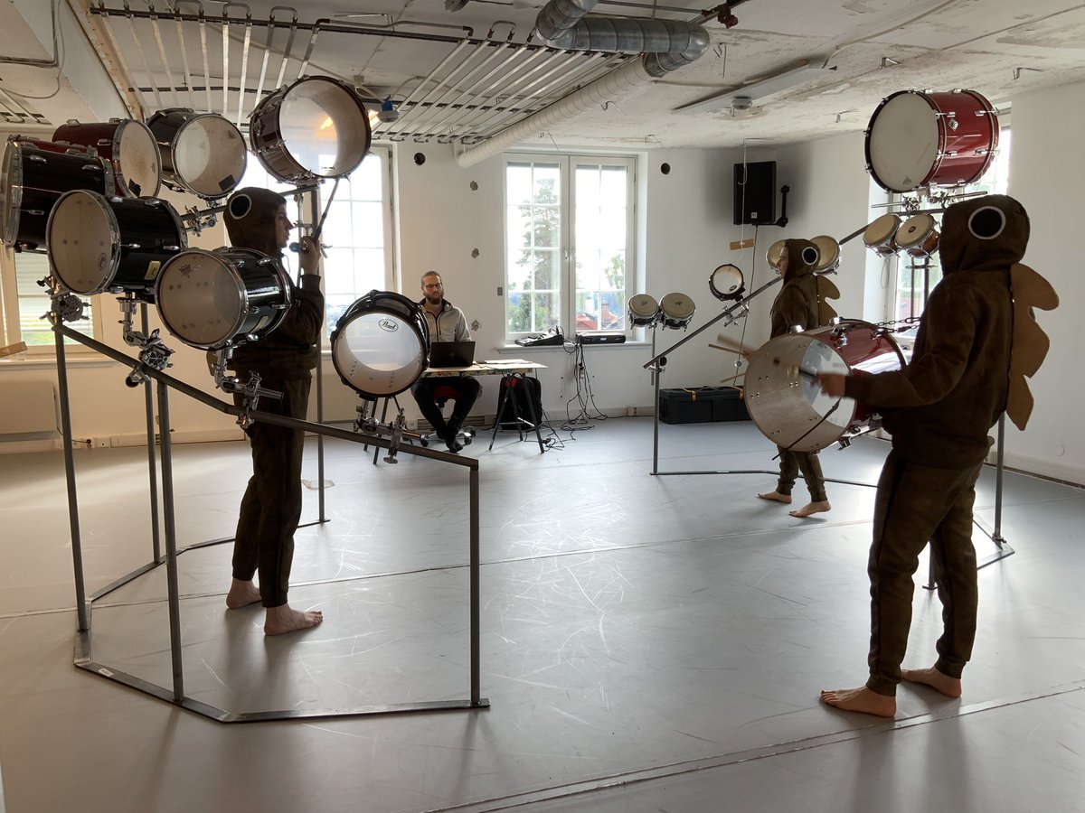 Rehearsals are in full swing for the ✨world premiere✨ of #TORSKETROMMING at Ultimafestivalen <a href="/ultimaoslo/">Ultimafestivalen</a> w/<a href="/notam02/">Notam</a> this Sunday! The regular show is sold out 🔥 but there are still tickets left for the children’s performances during Barnas Ultimadag:

👉 ultima.no/events/4627444…