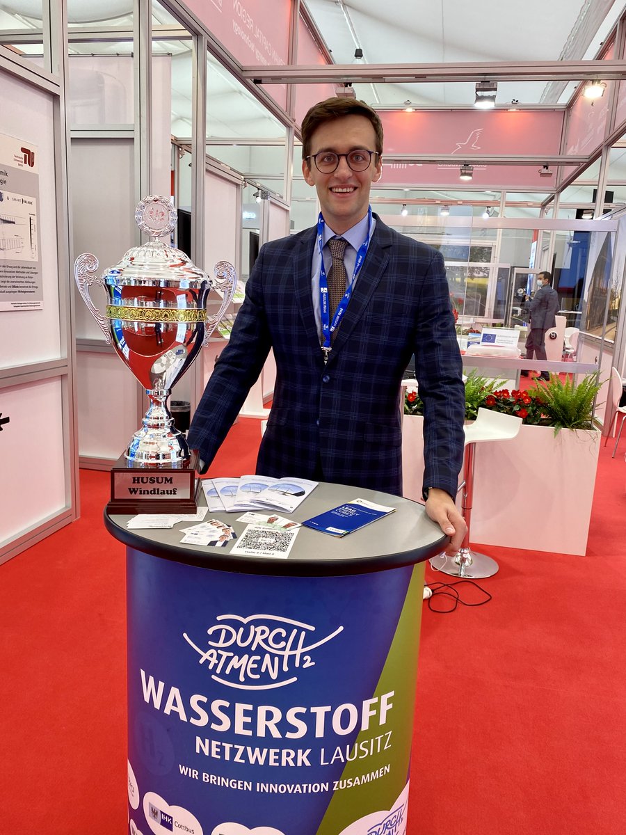 Unser Wissenschaftler Maciej Satora hat den #Windlauf in Husum an der Nordsee gewonnen!🏆 Als sportlichster Messeteilnehmer ging es danach direkt wieder zum 📍Stand 2A20. Besuchen Sie uns auf der <a href="/HUSUMWind/">HUSUM WIND</a>! Wir sind mit dem Wasserstoffnetzwerk #Lausitz #DurcH2atmen vor Ort. #HLG