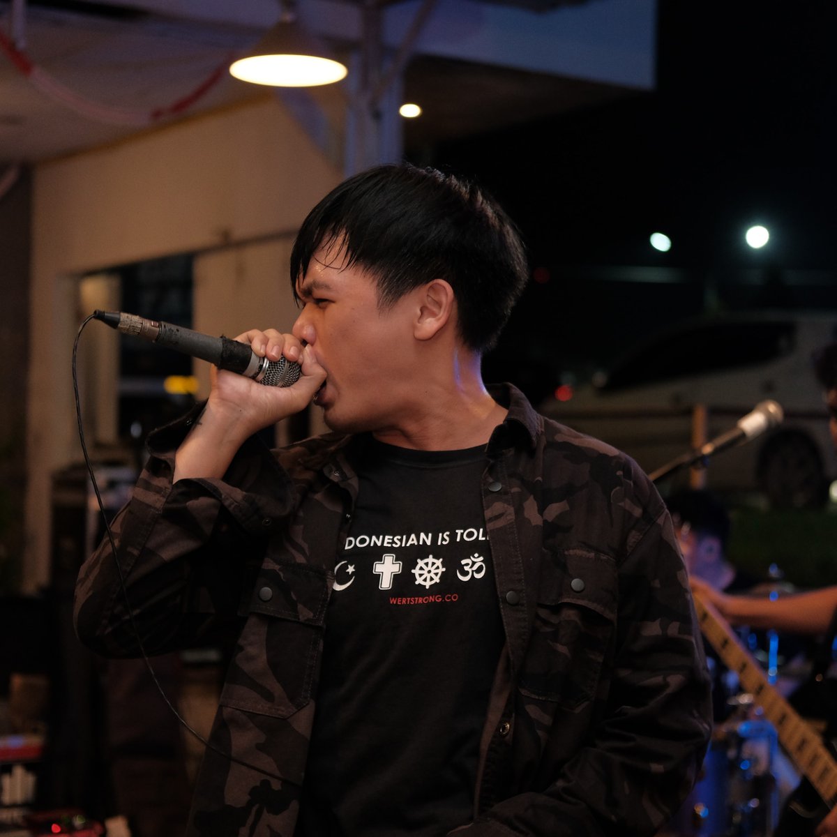 Joy from <a href="/TFFofficial_/">TICKET FOR FAMOUS</a> on stage with wear Wertstrong Tees "Indonesian is Tolerant". Rock it