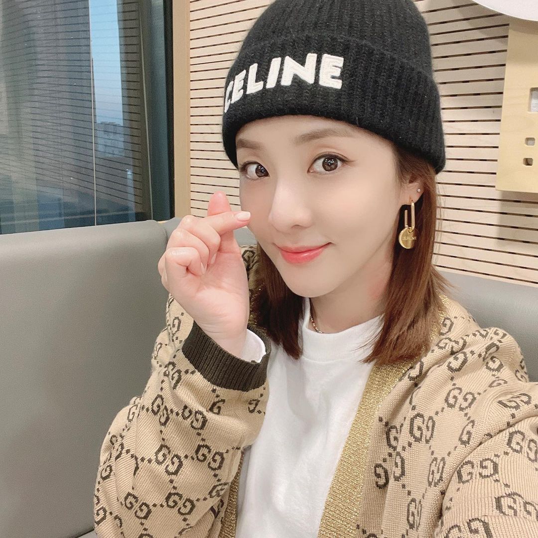 WeLoveDara's tweet image. [lovegame1077]
🔗: instagram.com/p/CT1sgtzJdbe/…

&quot;What&apos;s that.. This is #SandaraPark continuing from last week 🤣🤣🤣 #Cute #PersonalIntroduction

#FairyYoullRecognizeFrom100m&quot;

#DARA #산다라박 #다라