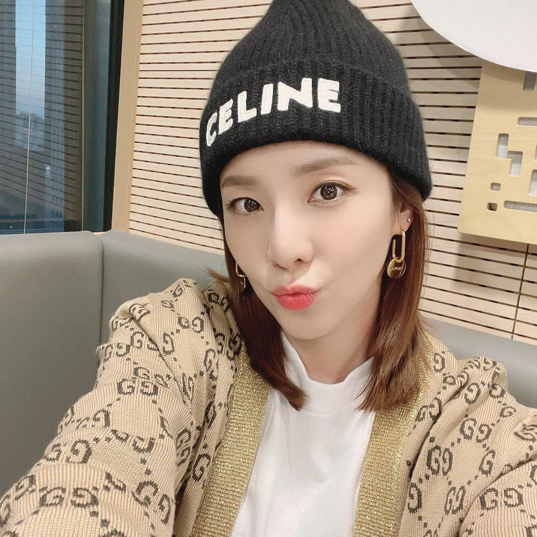 WeLoveDara's tweet image. [lovegame1077]
🔗: instagram.com/p/CT1sgtzJdbe/…

&quot;What&apos;s that.. This is #SandaraPark continuing from last week 🤣🤣🤣 #Cute #PersonalIntroduction

#FairyYoullRecognizeFrom100m&quot;

#DARA #산다라박 #다라