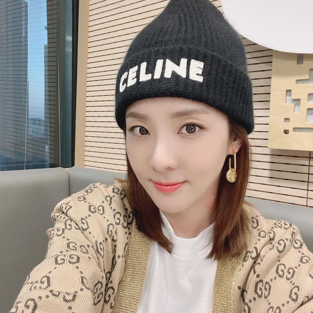 WeLoveDara's tweet image. [lovegame1077]
🔗: instagram.com/p/CT1sgtzJdbe/…

&quot;What&apos;s that.. This is #SandaraPark continuing from last week 🤣🤣🤣 #Cute #PersonalIntroduction

#FairyYoullRecognizeFrom100m&quot;

#DARA #산다라박 #다라