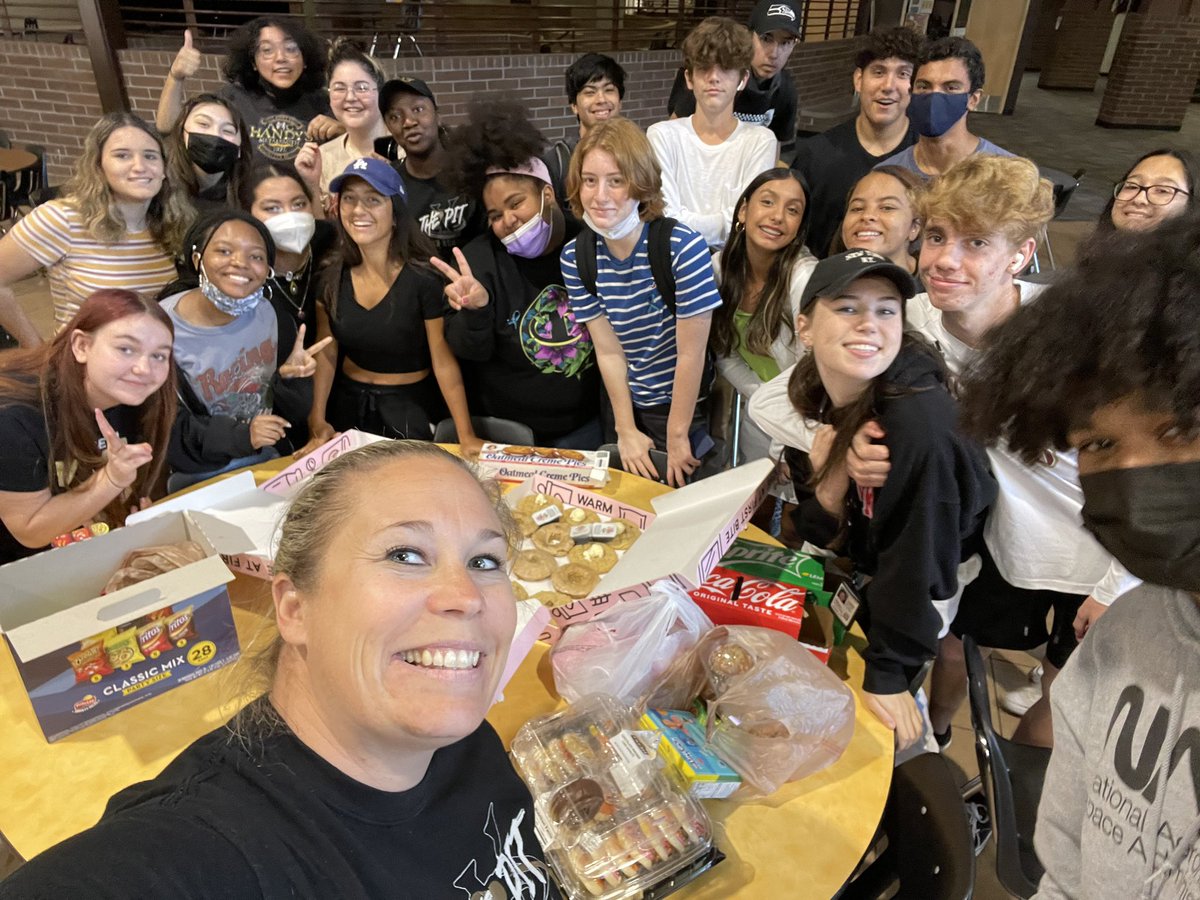 Verrado_AVID's tweet image. AVID is a family, and our AVID 10 students demonstrate this as they celebrate one of their peers who is moving. Support, encouragement, belief in each other. We all wish her the best! #oneverrado #AVID