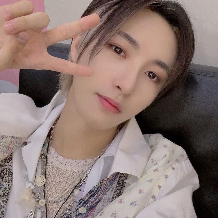 renjun with peace pose

a long thread