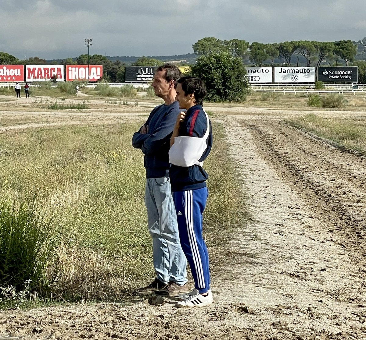 ArizkorretaR's tweet photo. Lo lleva en la sangre. Sale del hospital y lo primero que hace es venir a la oficina... 🤦🏻‍♂️ La cabra tira al monte. 🤗

Qué alegría verte con tan buen ánimo, @jgelabertb. ¡Ahora sí que podemos jugar un pádel! 😊 https://t.co/VauMG113Pi
