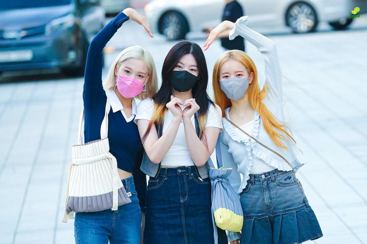 lime010801's tweet photo. 𝟐𝟏𝟎𝟗𝟏𝟓 라디오 출근 
📸

#STAYC_2ndwin
#색안경 #STEREOTYPE

#세은 #SEEUN #시은 #SIEUN #재이 #J
@STAYC_official https://t.co/ae1OOzZmYO