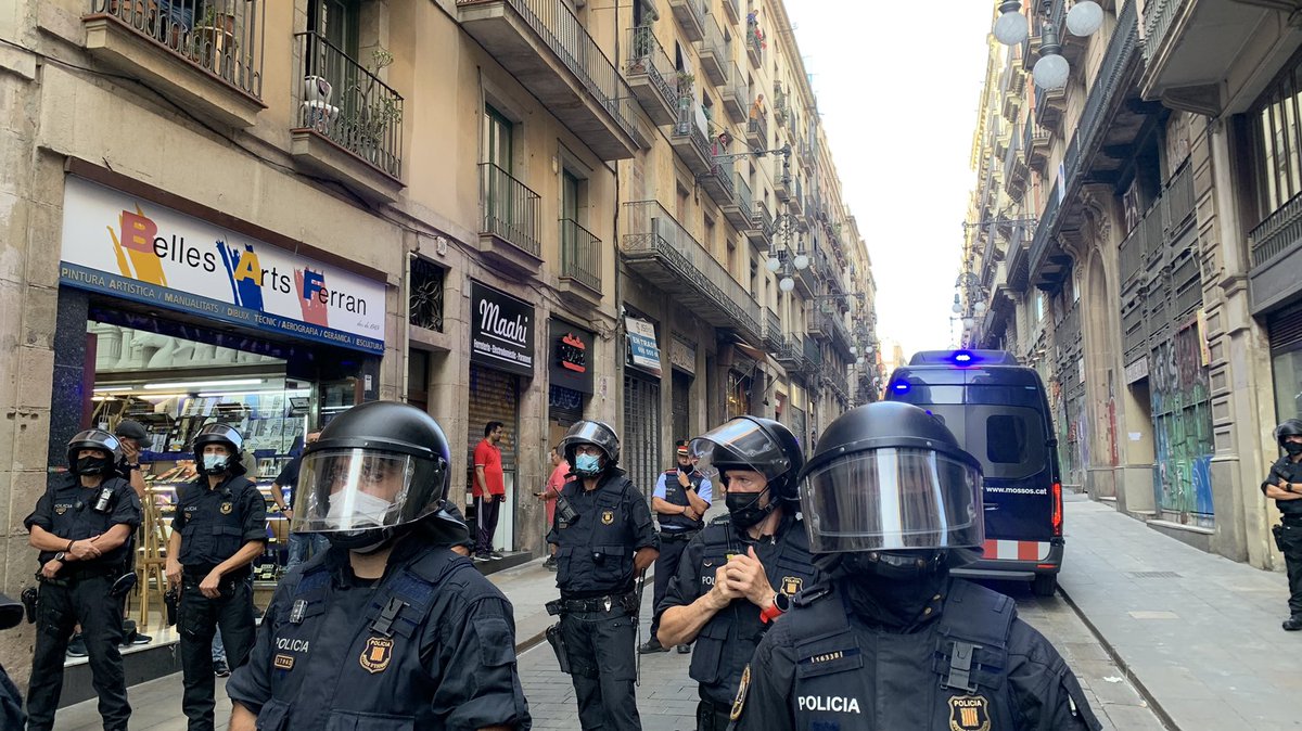 👋 <a href="/interiorcat/">Interior i Seguretat Pública</a> quin és el criteri polític per deixar entrar a <a href="/CiutadansCs/">Ciutadans</a> a plaça Sant Jaume i a l’independentisme popular mobilitzat no?