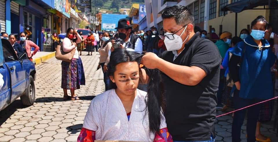 PrensaComunitar's tweet image. #Performance Maya Mam por autonomía y guatemalteco por decreto" Hoy 15 de septiembre, Martín Martín Vásquez se corta el pelo largo en memoria de que cuando se firmó el acta de independencia se empezó nombrar a los Pueblos Indígenas como guatemaltecos #Nadaquecelebrar
📸 José Dru