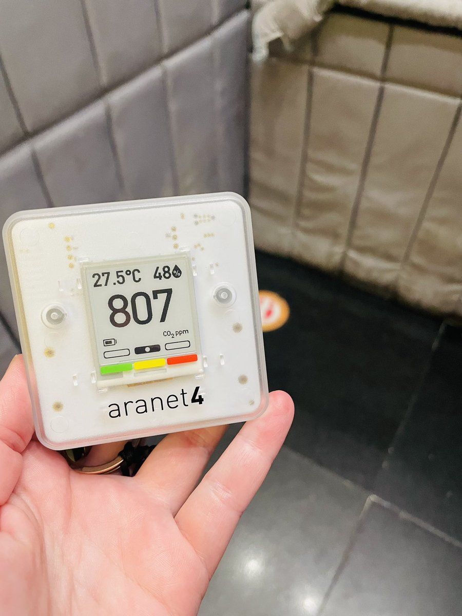 🚫 Nunca te quites el cubrebocas en un elevador o en un espacio cerrado y sin ventilar, aunque no haya otras personas. No sabes quién estuvo antes. No asumas que “estás a salvo”. 😷

📵 No hables por cel

🤫 Guarda silencio 

(Elevador con ventilador prendido)
#CovidSeRespira