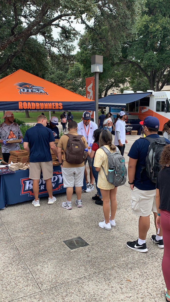 We Outside!!!! 
<a href="/CoachTraylor/">Jeff Traylor</a> Passing out 🧀 Pizza on campus right now!