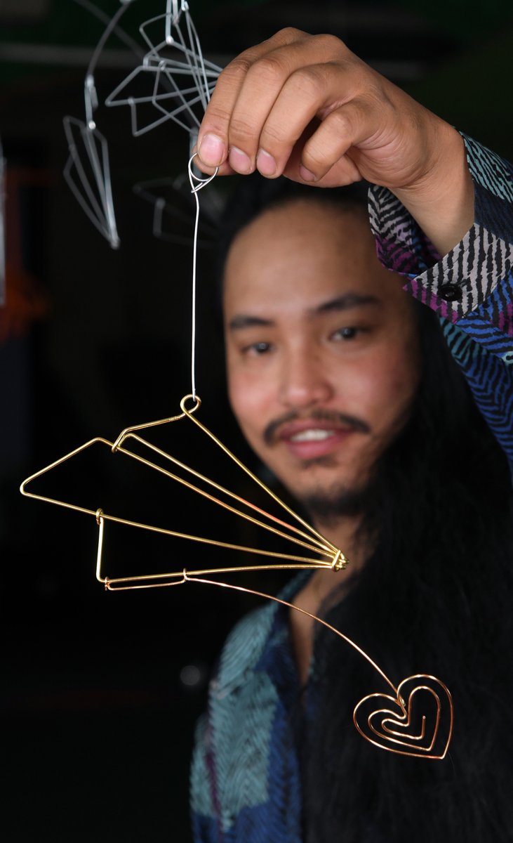 baltimoresun's tweet image. The street artist known as Reed Bmore is accustomed to seeing his pieces fly high over the heads of the public as the ingenious wire sculptures dangle ― cheekily, if illicitly — from light fixture and traffic signal power cables.
baltimoresun.com/entertainment/…