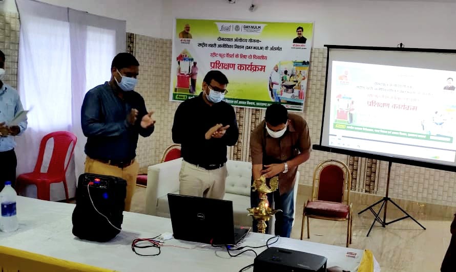 JharkhandDMA's tweet photo. #जेएनएसी सभागार में आज दिनांक 15.09.2021 को दीनदयाल अंत्योदय योजना-राष्ट्रीय शहरी आजीविका मिशन के घटक #SUSV अंतर्गत स्ट्रीट फूड वेंडर्स के लिए दो दिवसीय प्रशिक्षण कार्यक्रम का शुभारंभ हुआ।
#DAYNULM #StreetFoodVendor #Training #JNAC
@HemantSorenJMM @JharkhandCMO @vijayajadhavias https://t.co/RUnHziIuTM