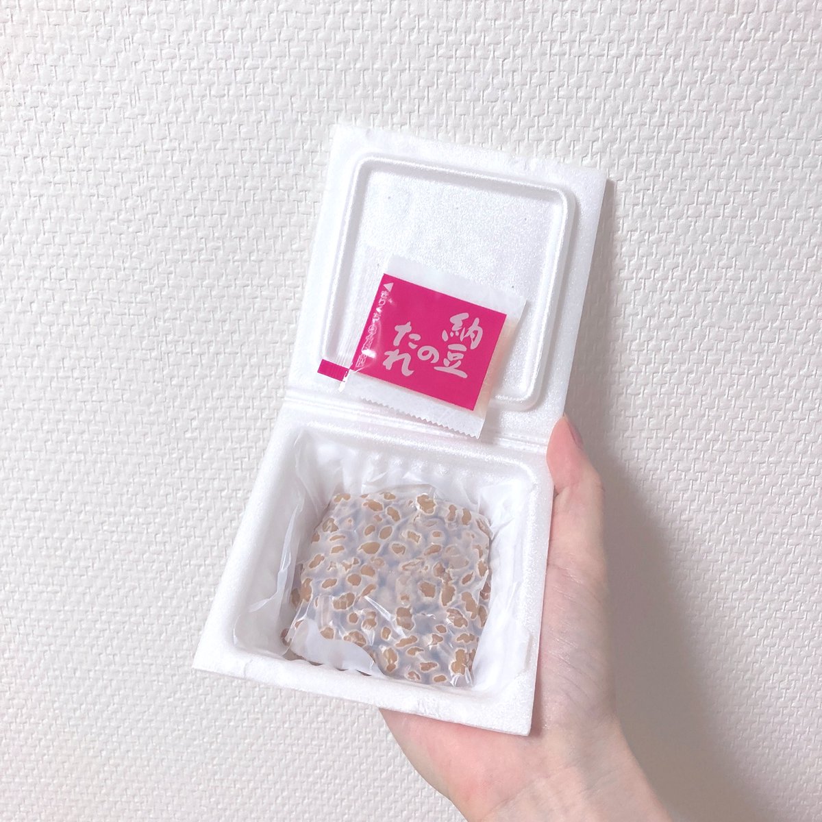 coala0322's tweet photo. ✔︎米糀納豆
米糀使用のたれは原材料に塩糀を10%使用。納豆になじむようになめらかなペースト状にしております。米糀ペースト使用たれは、ほのかな甘さとやわらかな香りが特長です。
このとろみのあるたれが不思議で納豆に馴染んでとても美味しかった😊❤️
#ヤマダフーズ #米糀納豆 #asagake https://t.co/yBe4UguKJZ