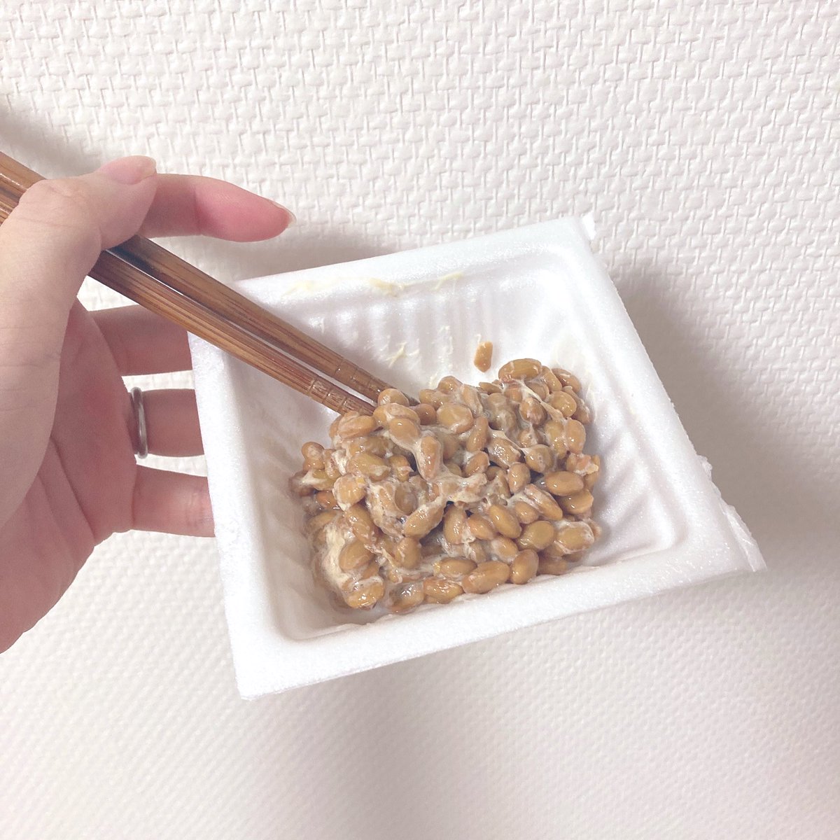 coala0322's tweet photo. ✔︎米糀納豆
米糀使用のたれは原材料に塩糀を10%使用。納豆になじむようになめらかなペースト状にしております。米糀ペースト使用たれは、ほのかな甘さとやわらかな香りが特長です。
このとろみのあるたれが不思議で納豆に馴染んでとても美味しかった😊❤️
#ヤマダフーズ #米糀納豆 #asagake https://t.co/yBe4UguKJZ