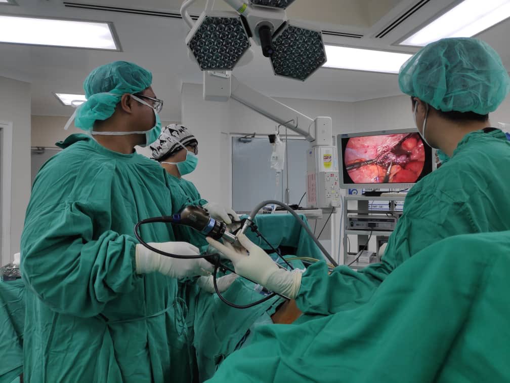 ikramshahrom's tweet photo. Thanks boss for your guidance. Will practice more and improve each time #laparoscopicappendectomy https://t.co/fRWSqUzgEy