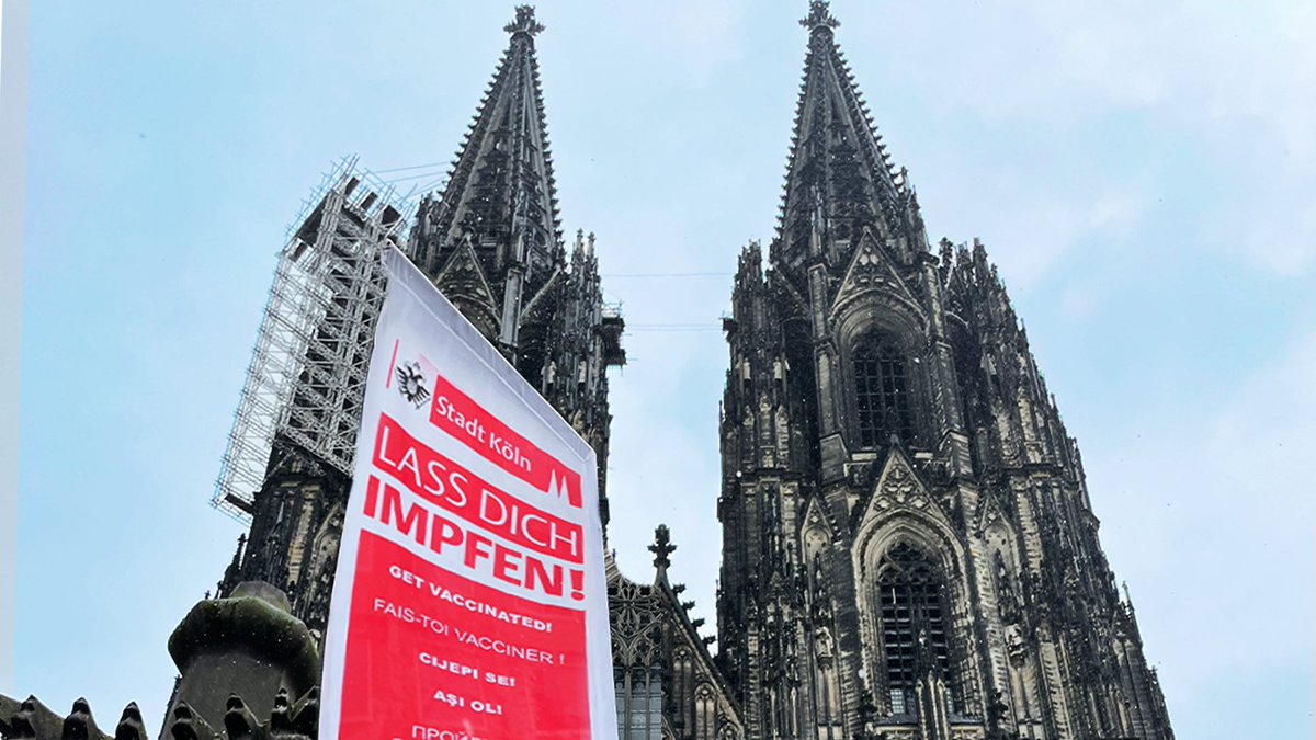 Das erste, was du siehst, nachdem du geimpft wurdest! 😍 
Heute könnt ihr euch noch bis 19 Uhr vor unserem #Dom impfen lassen – für alle Bürger*innen ab 16 Jahren. Ohne Termin und ohne Anmeldung. Ihr müsst nur euren Ausweis mitbringen. #impfejonn #HierWirdGeimpft #koelnimpft