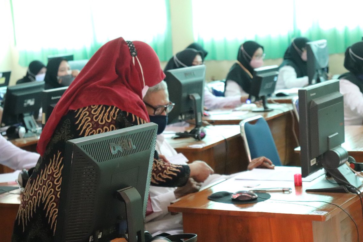 jinniebesby's tweet photo. Mau cerita,
Hari ini sangat terharu, liat Bpk Tasirin (54 thn). Beliau Guru Agama di SMP, sudah berpuluh-puluh tahun mengabdi. Hari ini beliau mengikuti seleksi PPPK, mengerjakan beratus-ratus soal, menggerakkan mouse dgn tertatih-tatih tp beliau tetap semangat🥺 https://t.co/Ob3NW4Qc3f