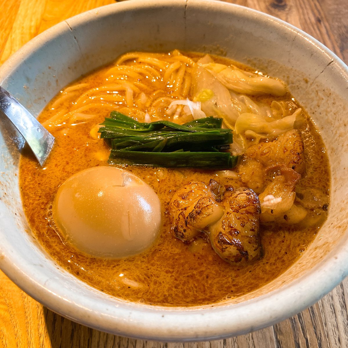 umaumaOK's tweet photo. ���日ランチで人気店「和醸良麺すがり」さんに行ってまいりました！濃厚魚介スープにモツの旨味が溶け込んで美味☺️
味は美味しいけど入り口がわかりづらすぎるのが難点です！笑 https://t.co/AgGoMFmFeA