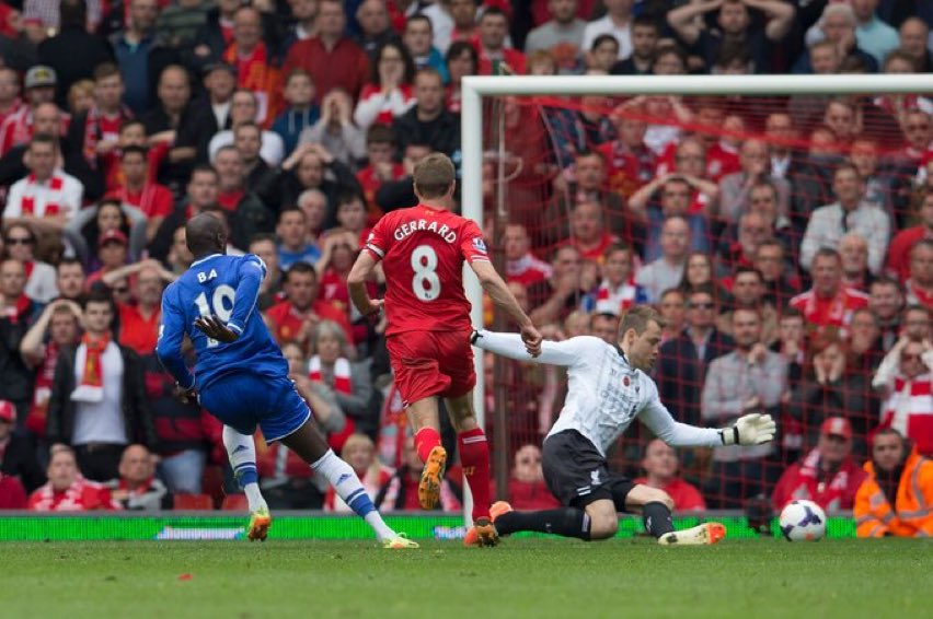 fdematch's tweet photo. Demba Ba a annoncé sa retraite, à l’âge de 36 ans !

Un tueur infatigable devant les buts, laissant systématiquement un bon souvenir, que ce soit à Hoffenheim, à Newcastle avec Papiss, à Mouscron, au Besiktas, en Chine et évidemment à Chelsea.

Bravo @dembabafoot ! 👏 https://t.co/9fm33HF1cA