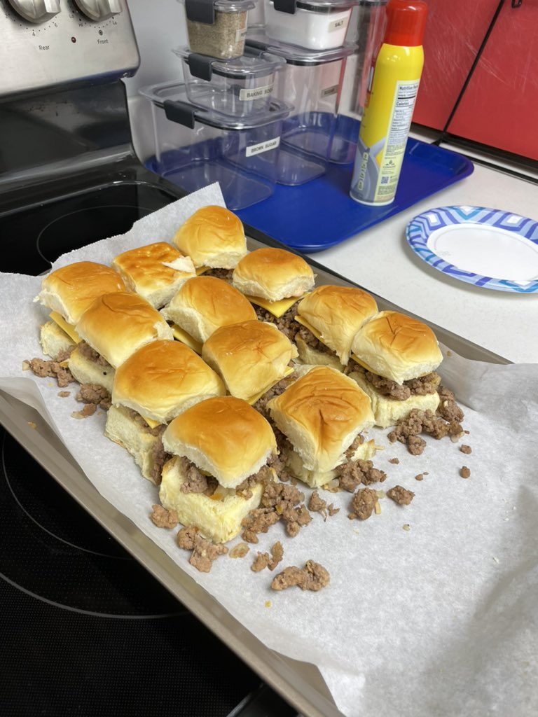 CiaThs's tweet photo. International Foods introduction the United States Regions with some Cheeseburger Sliders!! #THSFACS #wearetruman #ISD #hour1 https://t.co/pcdPJhWIrk