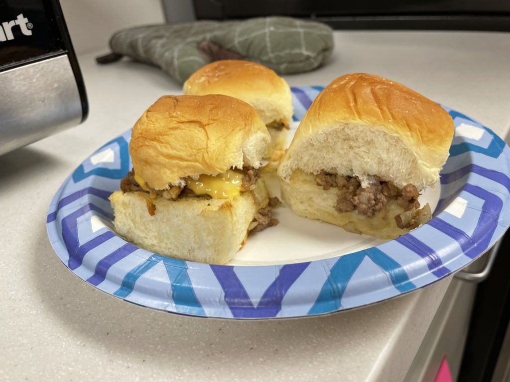 CiaThs's tweet photo. International Foods introduction the United States Regions with some Cheeseburger Sliders!! #THSFACS #wearetruman #ISD #hour1 https://t.co/pcdPJhWIrk