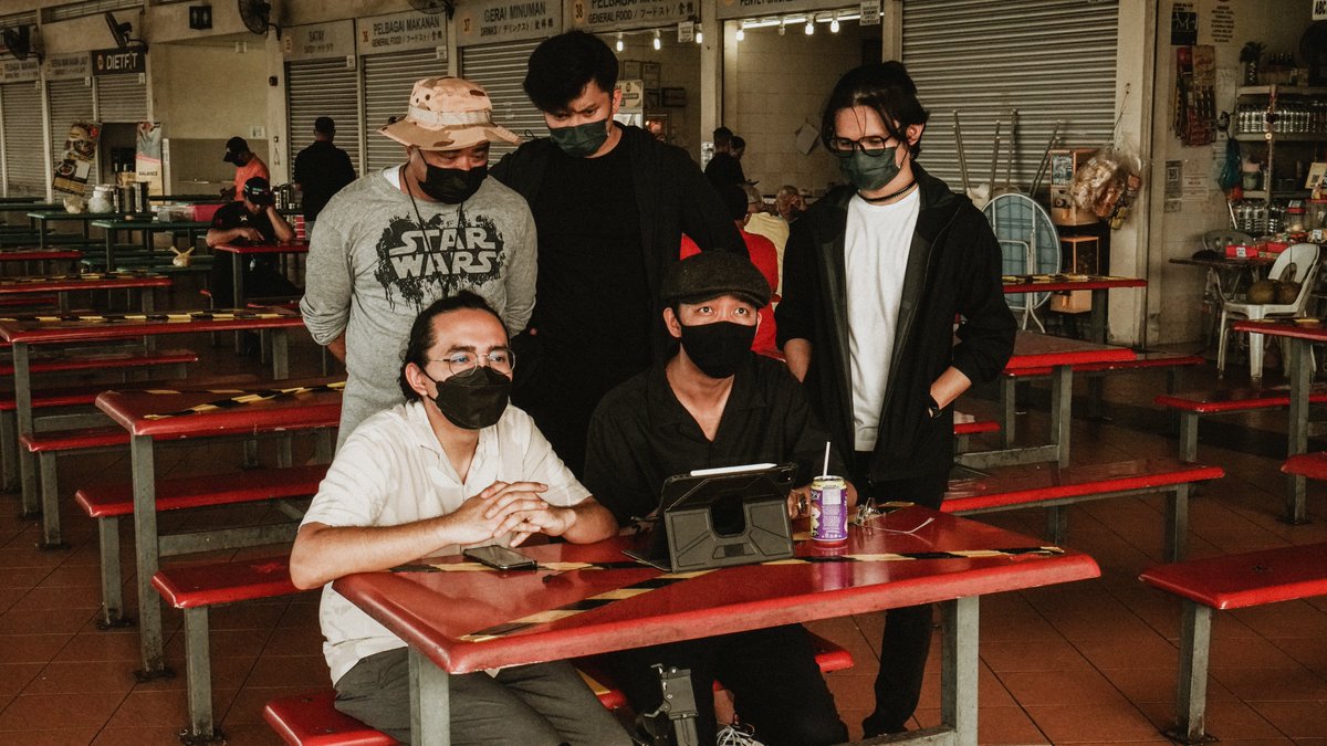 odo_w's tweet photo. 1st time directing a short iban video. #kasichance please 🤣 time nak packing barang untuk next scene terlupa pula drone masih fly. Barang smua dah simpan nasib baik drone auto return home lol 🤣 🤣 https://t.co/iLlvkFhcIw