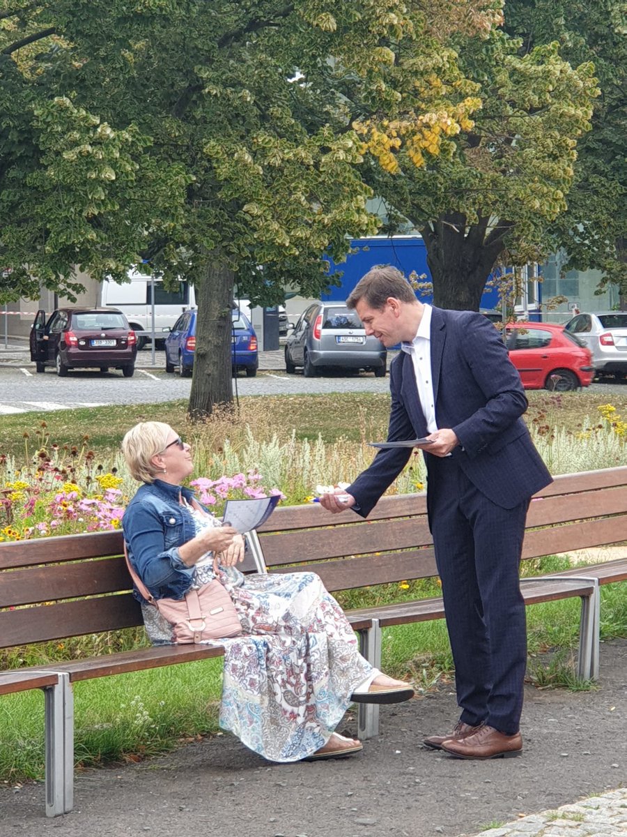 Jan_Skopecek's tweet photo. Moje oblíbené🤴královské město Slaný. Navíc v čele se skvělým starostou z ODS Martinem Hrabánkem. Tady se kampaň dělá dobře. Střední Čechy projedeme křížem, krážem.😉 #koalicespolu #ods #slany #janskopecek https://t.co/Ub0H8h8uO5