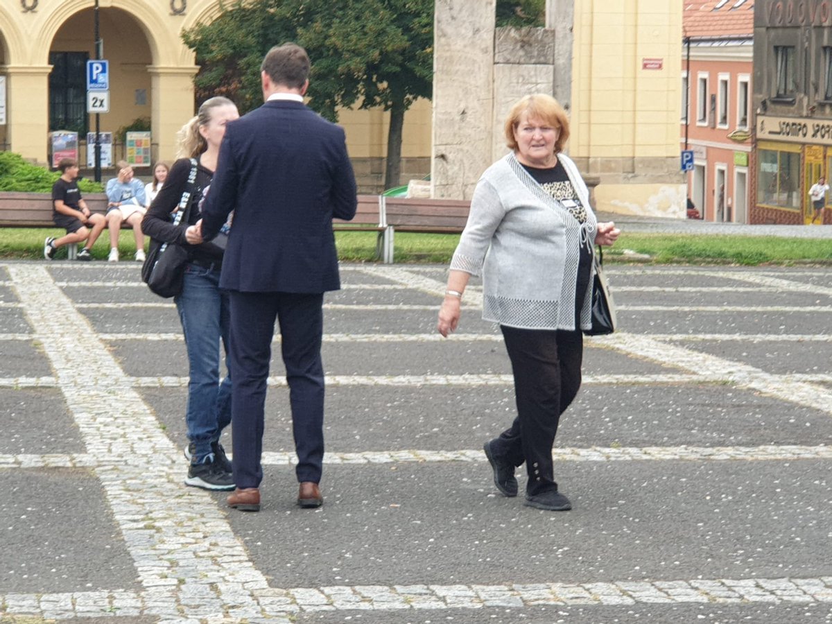 Jan_Skopecek's tweet photo. Moje oblíbené🤴královské město Slaný. Navíc v čele se skvělým starostou z ODS Martinem Hrabánkem. Tady se kampaň dělá dobře. Střední Čechy projedeme křížem, krážem.😉 #koalicespolu #ods #slany #janskopecek https://t.co/Ub0H8h8uO5