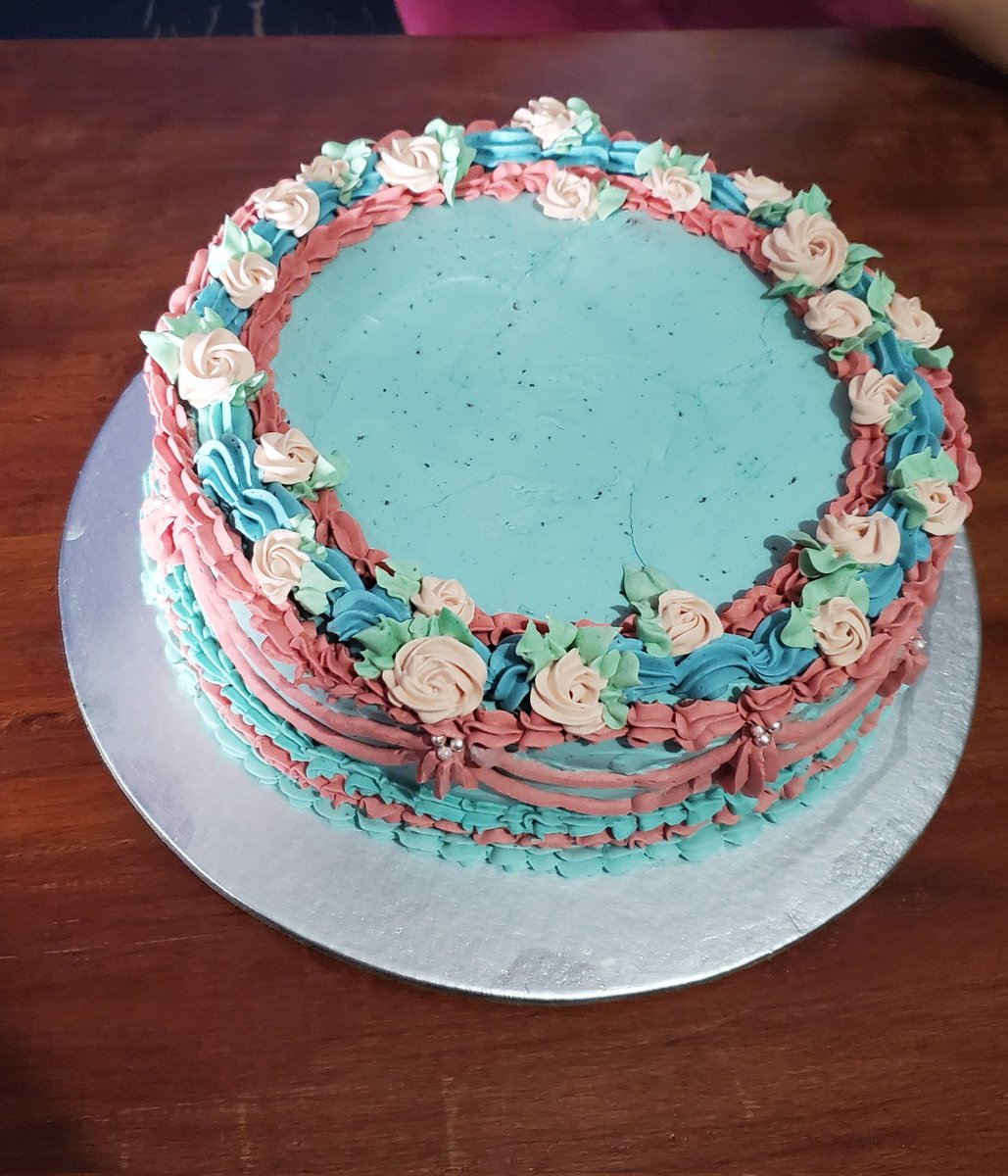 DelightsOlga's tweet photo. Another vintage cake, with Italian meringue buttercream. 😊😋 https://t.co/cXm9s07o8e