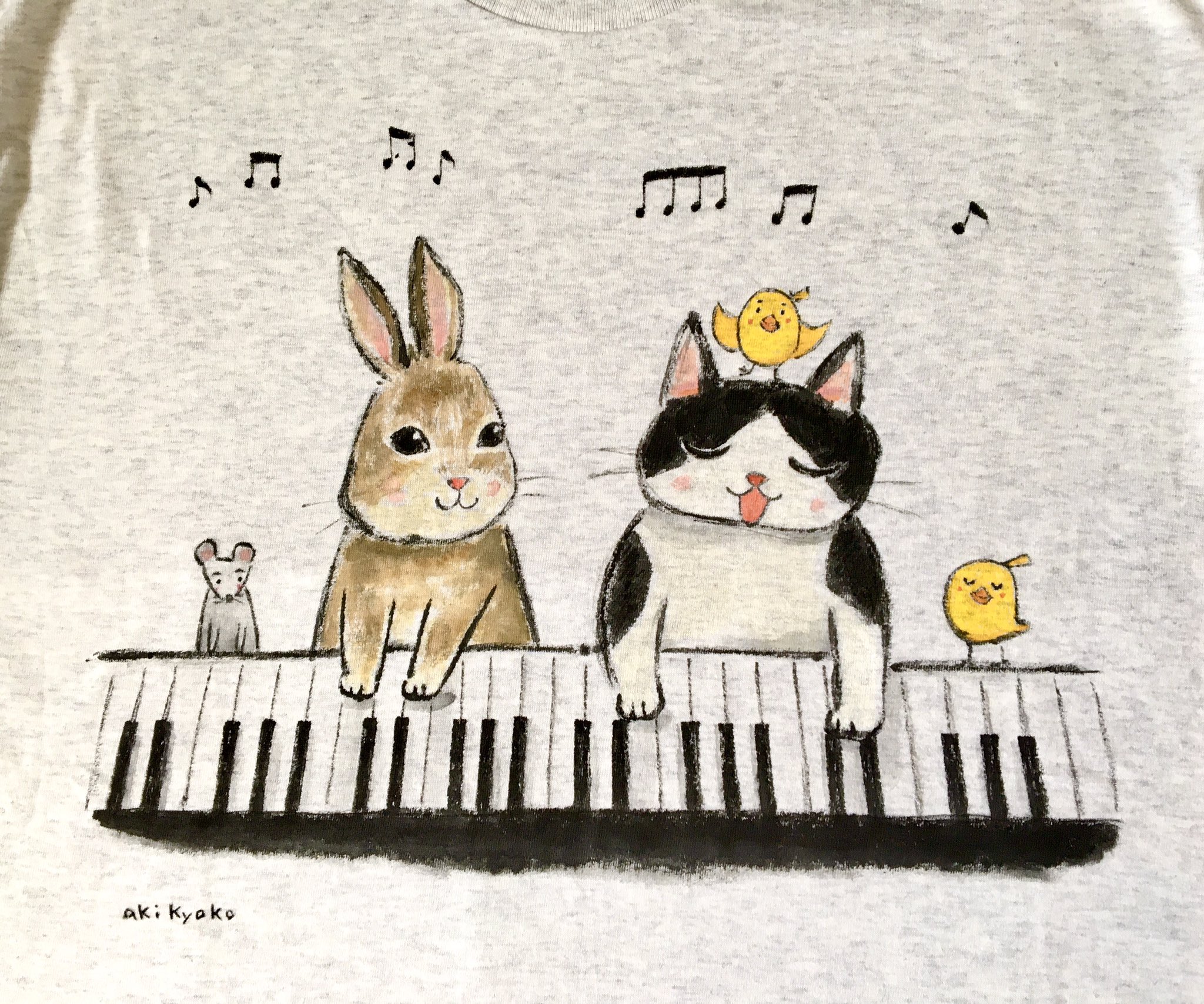 ドレミかんぱにー こんばんは 今日の1枚 今夜はうさぎと猫さんのピアノ演奏をお楽しみください 賑やかすぎて目が覚めそう オーダーtシャツ うさぎと猫イラスト ピアノの連弾 手描きtシャツ ネズミのピアニスト ひよこイラスト