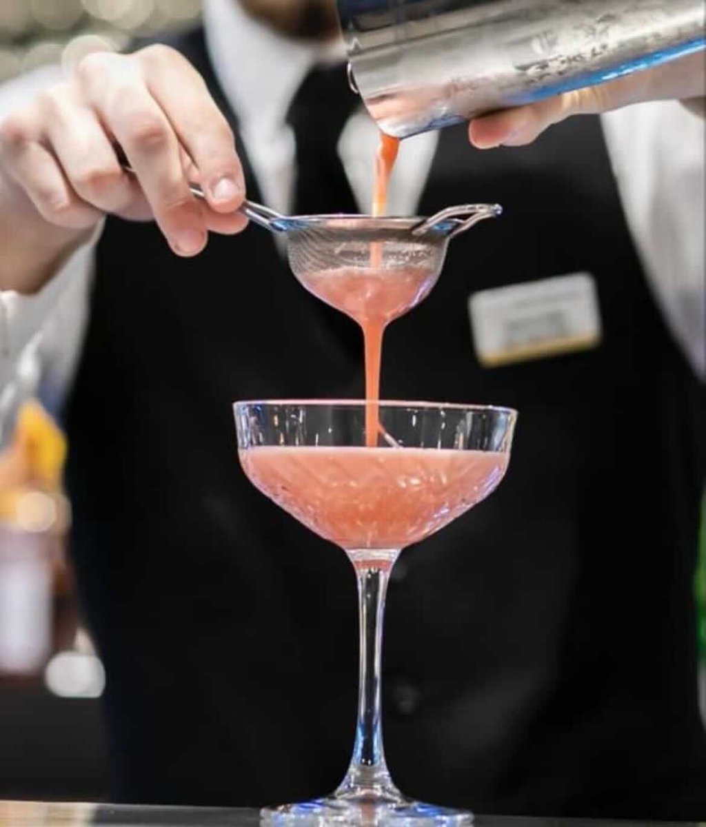 We’re halfway to the weekend! 🎉

Get into the party spirit with cocktails and live music this Friday and Saturday on Level 25. 🎼