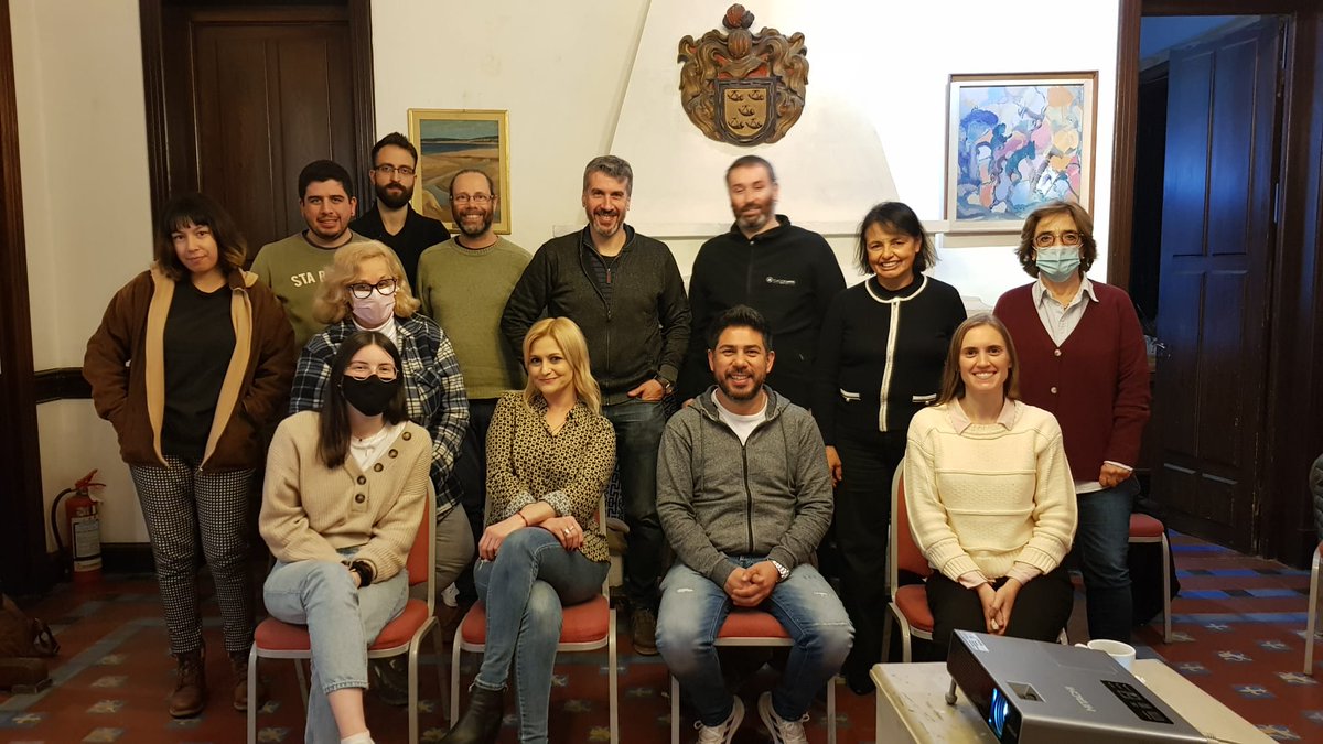 Mauricio Rodríguez (@mrodrigfeed) on Twitter photo Se fue la segunda clase del Taller de Periodismo Cultural en el Círculo de Bellas Artes.
Un grupo divino! Tan diverso y original que hablamos, entre otros, de Cristina Peri Rossi y Arjona.
Y tomamos café de <a href="/thelabcoffeeuy/">The Lab Coffee Roasters</a> con una torta.
Una fiesta!
#sigaelbaile
🤗💙🤟🎵 Se fue la segunda clase del Taller de Periodismo Cultural en el Círculo de Bellas Artes.
Un grupo divino! Tan diverso y original que hablamos, entre otros, de Cristina Peri Rossi y Arjona.
Y tomamos café de <a href="/thelabcoffeeuy/">The Lab Coffee Roasters</a> con una torta.
Una fiesta!
#sigaelbaile
🤗💙🤟🎵