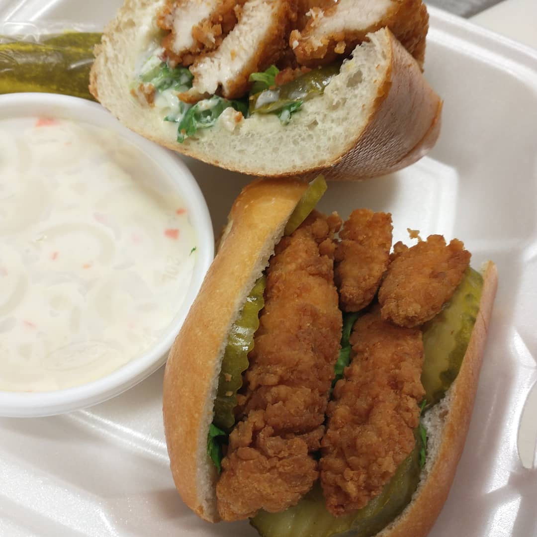 Stuffed_Grills's tweet photo. Have you tried the chicken Po'boy yet?  If not stop out for lunch or dinner.

Salad of the Day: Greek Pasta Salad
Dessert:  A few pieces of sugar cookie and plain cheesecake. Caramel apple cheesecake and big cookies.  

#GetSomeStuffed #cheesecake #supportlocal #whatsforlunch https://t.co/AOIjHJq5Pr