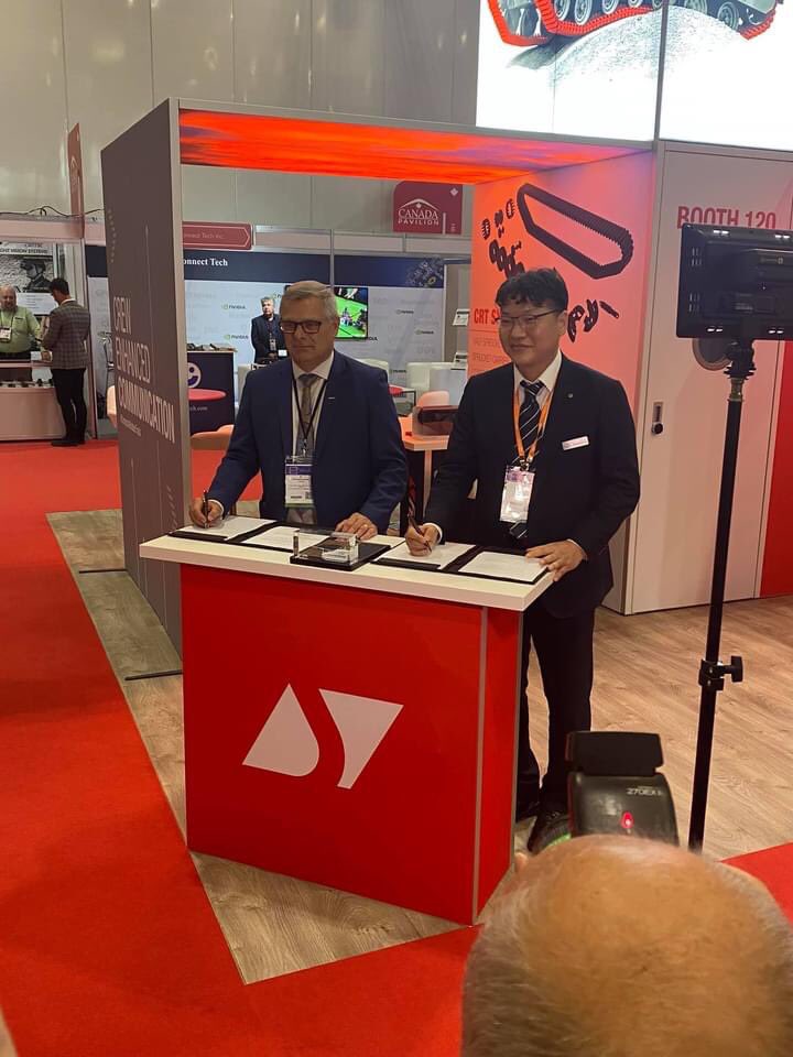 DefenseSoucy's tweet image. #DSEI2021 Day 2 - Signature of a Memorandum of Understanding as part of #TeamThunder, Hanwha’s offer for Mobile Fires Platform to #UKMOD #K9 #HanwhaDefense