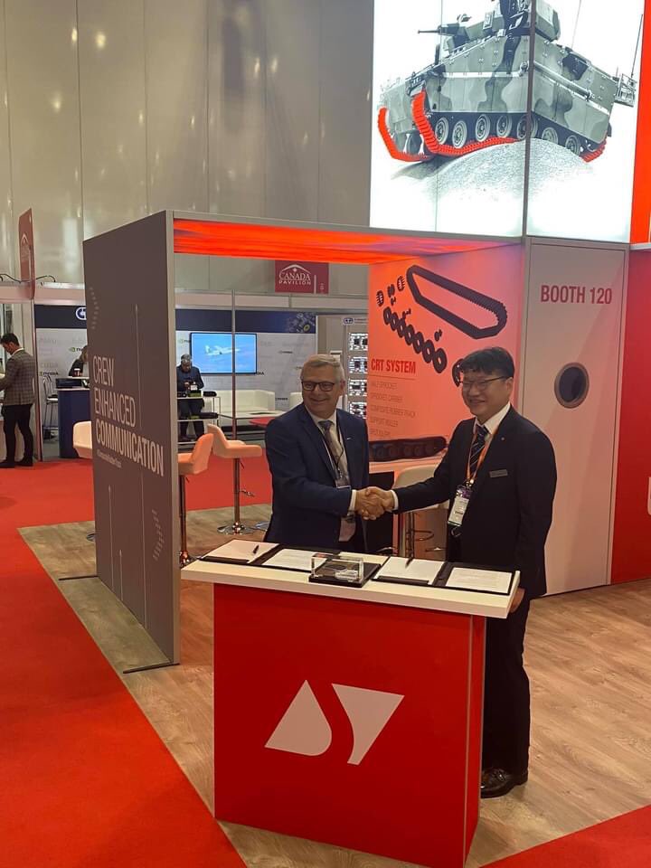DefenseSoucy's tweet image. #DSEI2021 Day 2 - Signature of a Memorandum of Understanding as part of #TeamThunder, Hanwha’s offer for Mobile Fires Platform to #UKMOD #K9 #HanwhaDefense