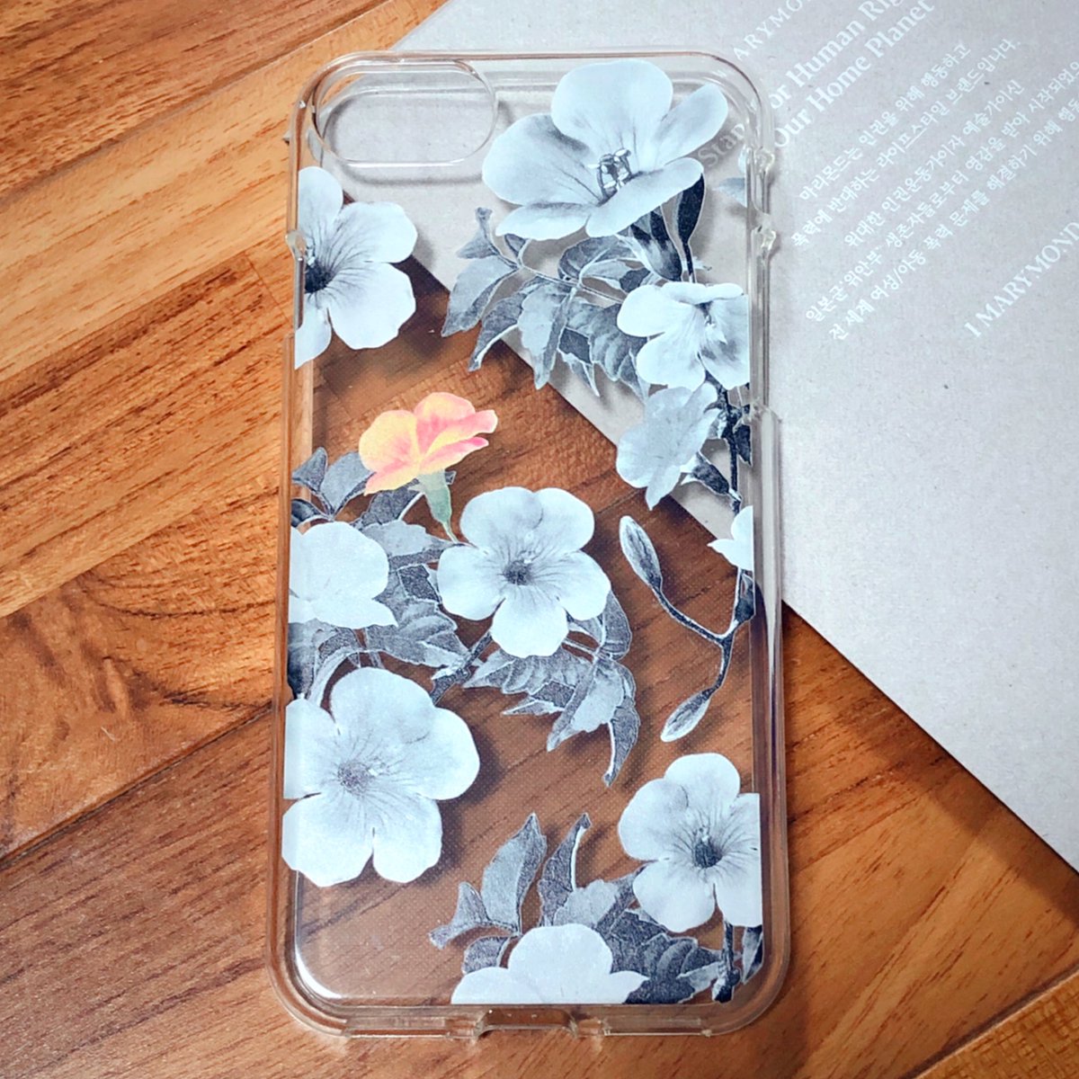 moyashi_nemui's tweet photo. 先週届いたマリーモンドのスマホケース。毎日使うものだからこそ意味のある物を使いたい。#MARYMOND https://t.co/rAuZbZy2eh