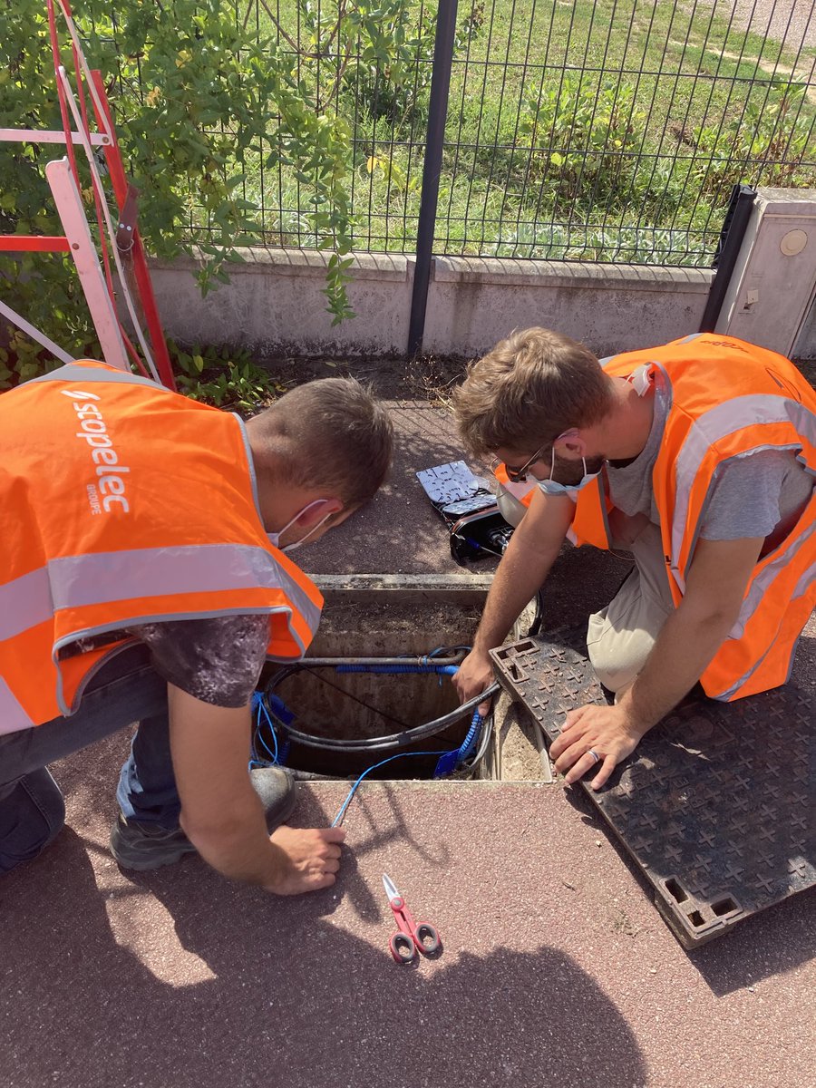 DietschDamien's tweet image. 1er client fibre #orange sur le nouveau l'AMEL 58 à Imphy ! Une grande fierté de proposer le haut débit dans tous les territoires de Bourgogne et encore bravo à toutes les équipes ! @miloud_mezerai @VMorlighem @OrangeGrandEst @phbaumel @JLARIBAUD @OrcelAlexandre