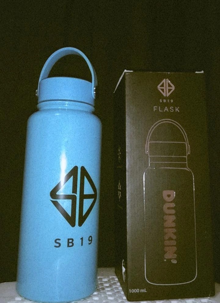 manoknapulaaaa's tweet photo. Got mine today! Get yours too. 💙❤️ 

#DunkinPHSB19Flask https://t.co/fSE0H4uX09