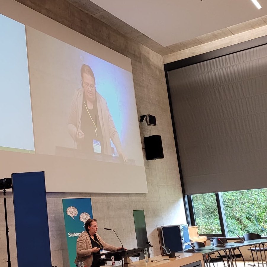 ScienceEtCite's tweet photo. #ScienceComm21
Welche Rolle #ScienceInfluencer während der #Coronavirus-Pandemie einnehmen und inwiefern sich ihre Art der Berichterstattung von jener der Medien unterscheidet erklärt @Stanoevska der @HSGStGallen in der #SpeedTalkSession1 https://t.co/UDbxd2Cbh8