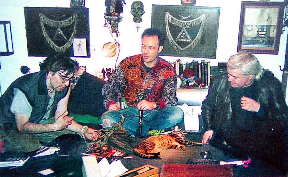 chrissteinplays's tweet image. Me, Jello Biafra and H R Giger at my old loft on Greenwich Street 1993