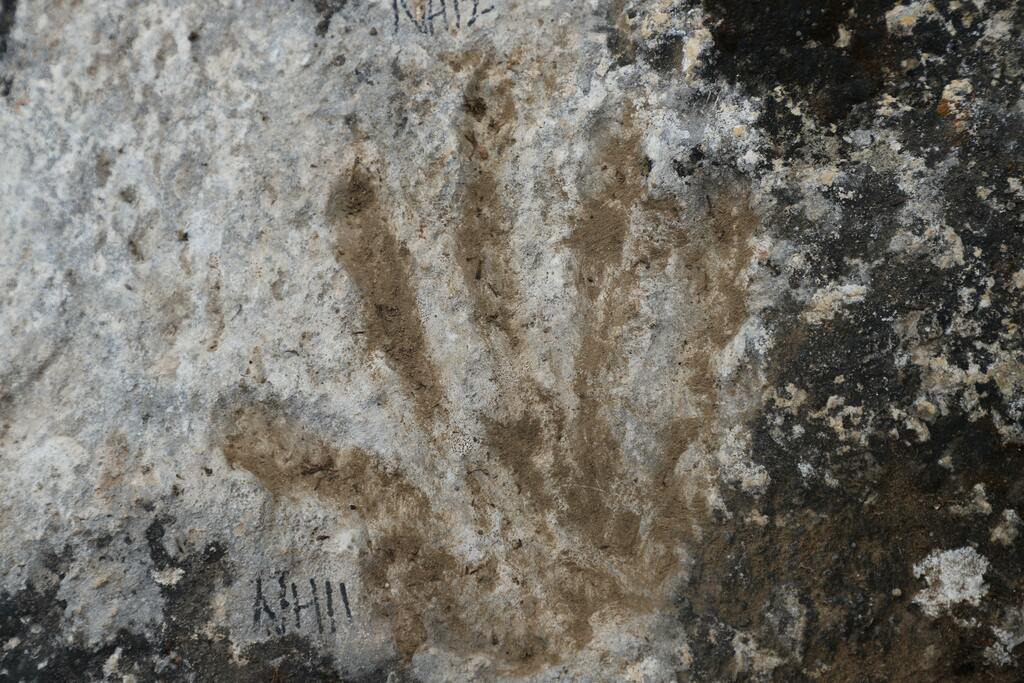 ift.tt/3EhMm3t Scientists have uncovered children's hand prints from between 169,000 and 226,000 BC which they claim is now the earliest example found of art done on rock surfaces #sciencenews
