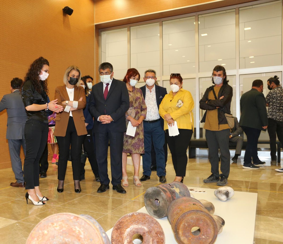 nevsehirvalilik's tweet photo. Valimiz İnci Sezer Becel, Nevşehir Hacı Bektaş Veli Üniversitesi (NEVÜ) Kültür ve Kongre Merkezi Sanat Galerisinde Sevinç Köseoğlu Ulubatlı'nın Kişisel Seramik Sergisi ile Ceren Tekin Karagöz'ün Kişisel Resim Sergisinin açılışına katılarak sergide yer alan eserleri inceledi. https://t.co/H0phrxy65c