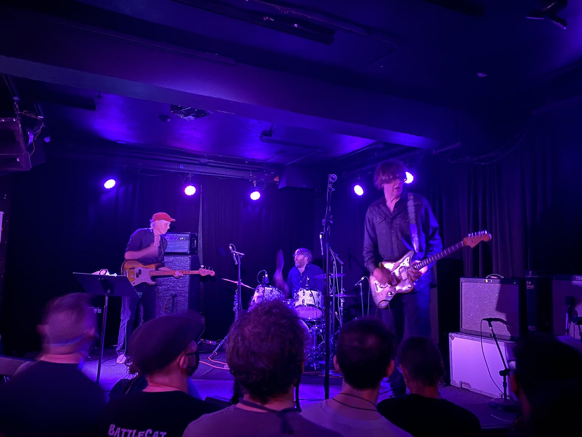 ModJam515's tweet photo. Great to be back at @theemptybottle after sooooo long.
Never caught @thesonicyouth live but great seeing #SteveShelley on drums. The guy who sang backing vocals on “Crush With Eyeliner” with @remhq was pretty good, too. Solid show. @nowjazznow #TuesdayNightRock https://t.co/uurhDPGptl