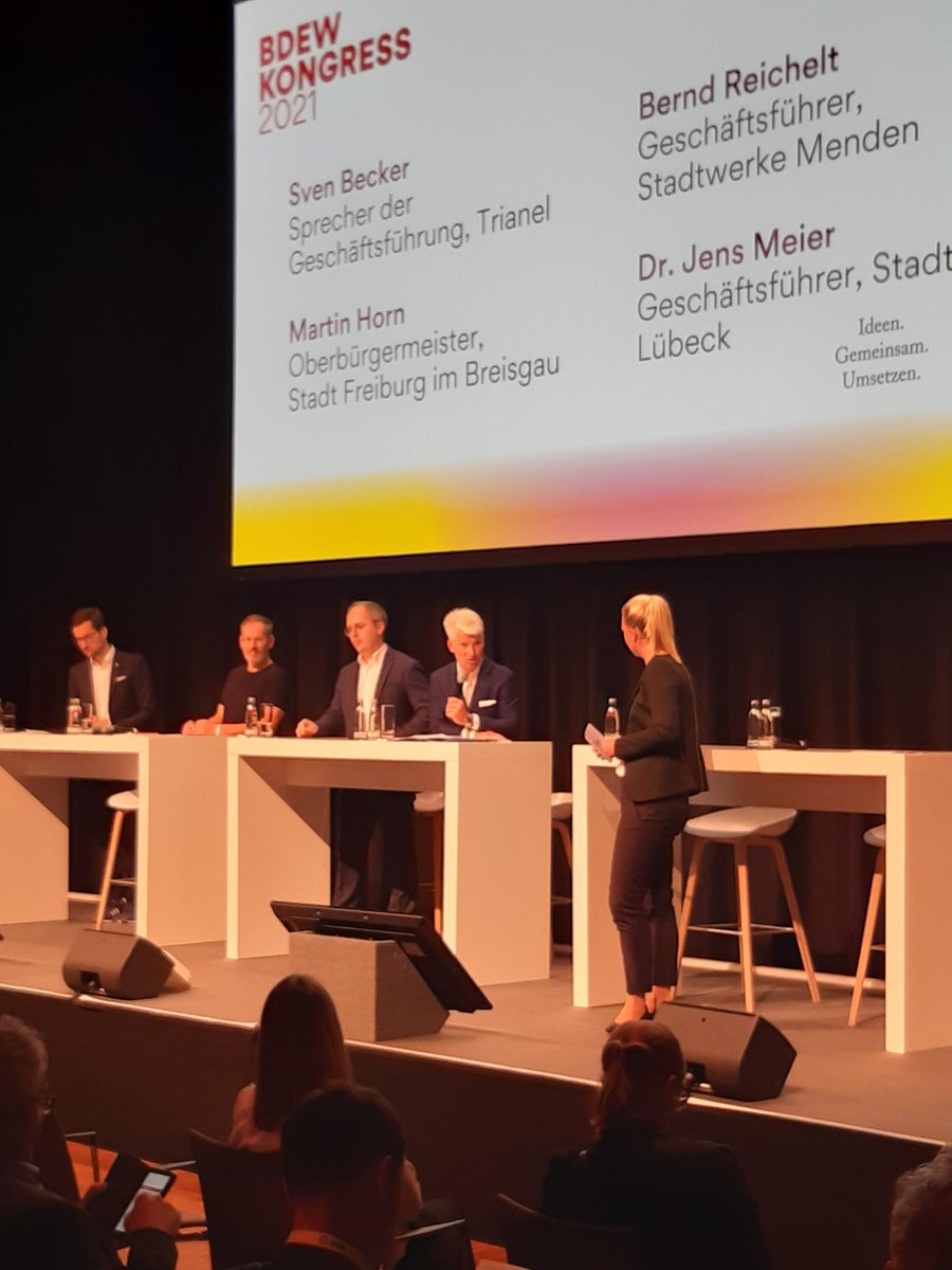 LandimOhr's tweet image. WIR. ERREICHEN. MEHR. - BDEW Kongress 2021 und mit dabei Trianel. #SvenBecker im Gespräch mit Kommunen und Stadtwerken zu den Herausforderungen und Chancen der Klimawende. 
#BDEW #bdewk21 #Kommunen #Energiewende #klimaneutralestadt