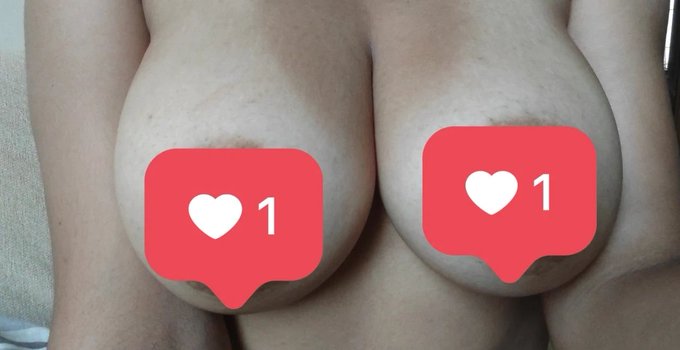 Do you like my period boobs? If it gets 100 RT I will post the uncensored version 😘 https://t.co/iwf