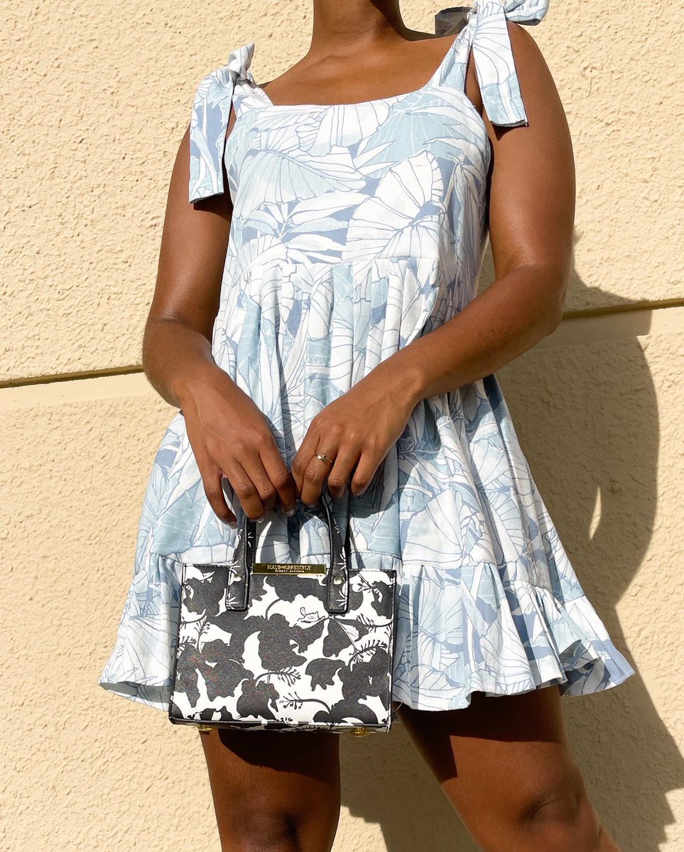 jerchovia's tweet photo. You see a curtain, I see a dress ✂️😍 We are not the same. 

More bts on my ig miss.moxey
#sewingtransformation #upcycle #goodwill #thriftclothing https://t.co/AFRQMkDxHQ