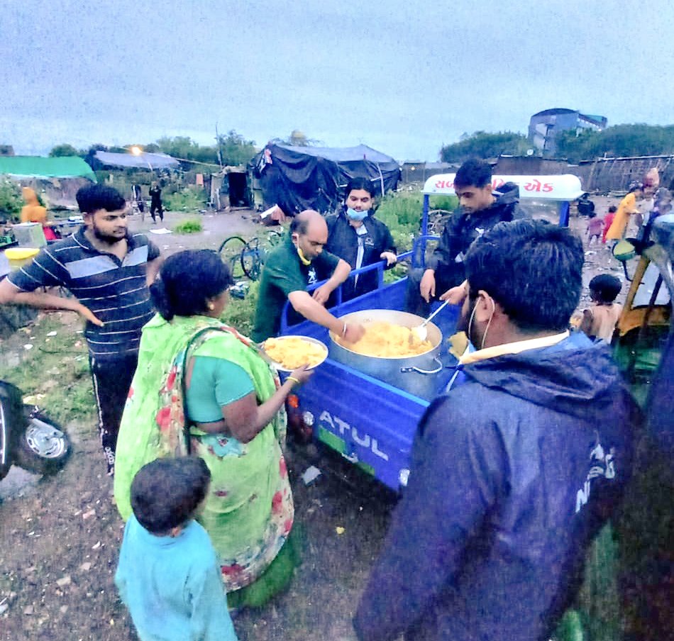 iParthkacha's tweet photo. It was heavy rain in Rajkot and people are getting afraid of stepping out from home due to water everywhere but #Rajkot #Robins were on field and reached to more than 1500+ needy people affected due to heavy rain with 3 Different drives. #RobinHoodArmy #RHAGujarat @rha_india 💚 https://t.co/d7Gp3Fc7tP
