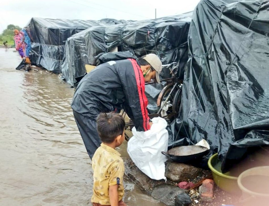 iParthkacha's tweet photo. It was heavy rain in Rajkot and people are getting afraid of stepping out from home due to water everywhere but #Rajkot #Robins were on field and reached to more than 1500+ needy people affected due to heavy rain with 3 Different drives. #RobinHoodArmy #RHAGujarat @rha_india 💚 https://t.co/d7Gp3Fc7tP