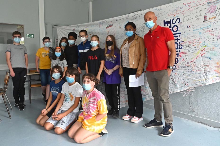 Alors que le village de l'arrivée de @LaSolitaire_52e est installé à <a href="/VilleStNazaire/">Saint-Nazaire</a>, 2⃣classes de 5e du collège Pierre-Norange ont reçu la visite du navigateur nantais <a href="/ArmelTriponSkip/">Armel Tripon Skipper</a> et de l'ancien vainqueur <a href="/domvittet/">Dominic Vittet</a>  😍 ©️ V.Jacques
👉bit.ly/3lqMIMT