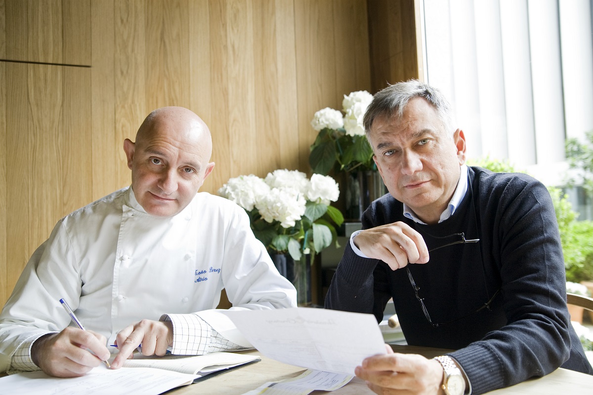 NGastroSummit's tweet photo. #Cáceres, finales de los 80... Jose Polo y 👨‍🍳 Toño Pérez empiezan desde cero en el mundo de la #gastronomía creando el @restaurantatrio
Trabajo, inspiración, esfuerzo y pasión les lleva a revolucionar la propuesta extremeña que cuenta con dos⭐⭐ #Michelin, tres ☀️☀️☀️ #Repsol... https://t.co/L9BEcVptnr